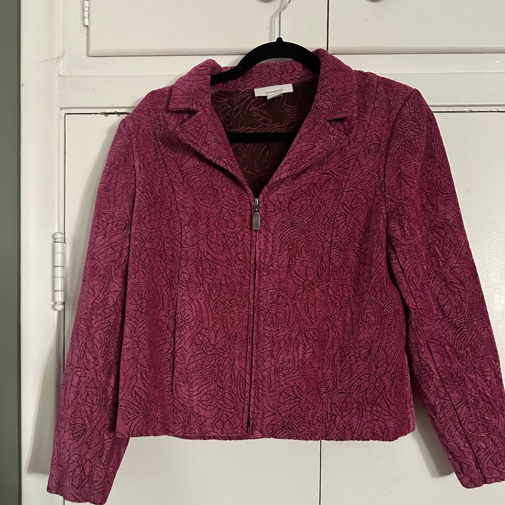 Vintage Embossed Floral Jacquard Zip Jacket (Berry) – Women’s M Medium